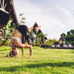 Mulher se exercitando no gramado de grama bermuda